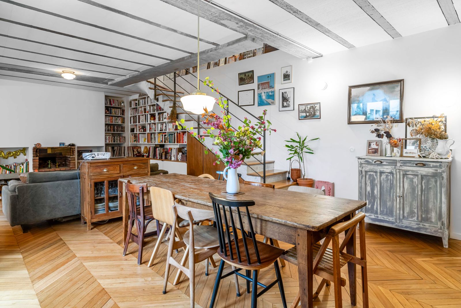 Table de réunion, chaises dépareillées et escalier